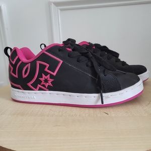 DC WOMEN'S COURT GRAFFIK